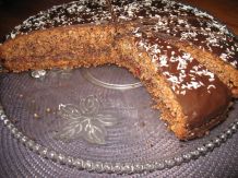 Schoko-Nuss-Torte mit Beerenfüllung
