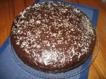 Schoko-Nuss-Torte mit Beerenfüllung