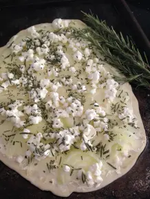 Vegetarischer Flammkuchen mit Ziegenkäse und Honig