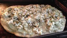 Vegetarischer Flammkuchen mit Ziegenkäse und Honig