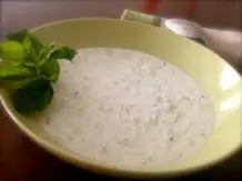 Kalte türkische Gurkensuppe