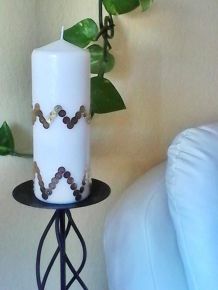 Kerze mit goldenen Reißzwecken verschönern