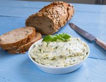 Kräuterbutter auf Vorrat herstellen und einfrieren