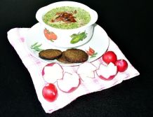 Cremige Suppe aus Radieschenblättern mit Knusperschinken