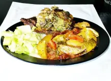 Überbackene Steaks mit Käse-Pilz-Haube und Ofengemüse