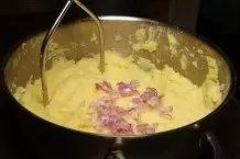 Kartoffelpüree/Stampfkartoffeln mit Zwiebeln verfeinern