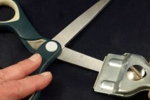Klebereste von Schere entfernen