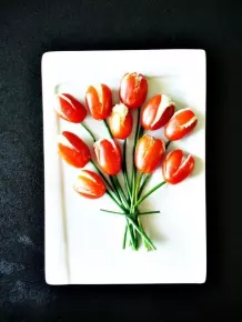 Ein Tulpenstrauß aus Tomaten fürs Buffet