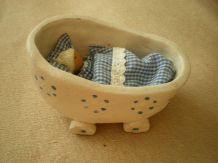 Kleinen Puppenwagen mit Puppe und Kissen füllen