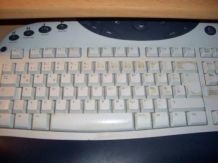 Computer-Tastatur mit Klarsichtfolie umwickeln
