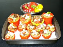 Paprika gefüllt mit Bulgur, Koriander, Hack und Fetakäse