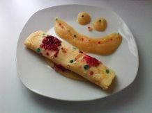 Himbeerpfannkuchen mit bunten Zuckerperlen