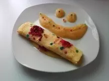 Himbeerpfannkuchen mit bunten Zuckerperlen