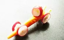 Gemüse-Rennwagen aus Karotte und Radieschen