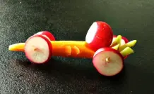 Gemüse-Rennwagen aus Karotte und Radieschen