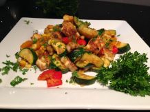 Vegane Gemüsepfanne mit knusprig gebratenem Tofu