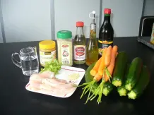 Zucchini-Karotten-Spaghetti mit Erdnusssoße und Pute