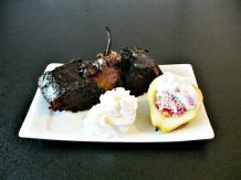 Schokoladenkuchen mit ganzen Birnen