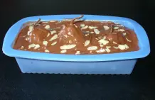 Schokoladenkuchen mit ganzen Birnen