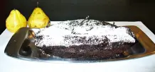 Schokoladenkuchen mit ganzen Birnen