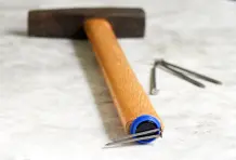 Mit Hammer und Nägeln leichter arbeiten