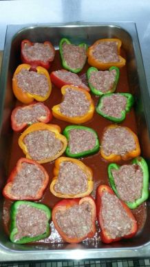Mit Hackfleisch gefüllte Paprika