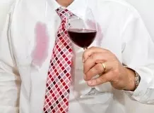 Rotweinflecken aus Kleidung entfernen