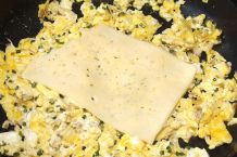 Rührei mit Käse und Schlagrahm