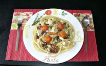 Cremiger Spaghetti-Topf mit Gemüse und Hühnerfleisch