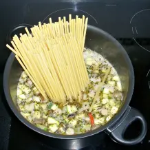 Cremiger Spaghetti-Topf mit Gemüse und Hühnerfleisch