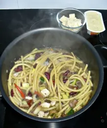 Cremiger Spaghetti-Topf mit Gemüse und Hühnerfleisch