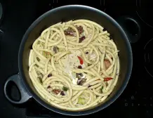 Cremiger Spaghetti-Topf mit Gemüse und Hühnerfleisch