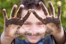 Dreckige Nagelhaut reinigen