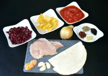 Scharfe Hähnchensuppe mit Tortillas