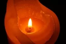 Kerzenwachs von sperrigen Gegenständen entfernen