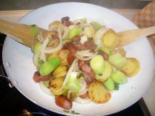Deftige Herbstpfanne mit Kartoffeln, Porree und Mettwürstchen