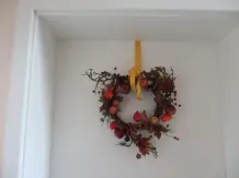 Deko an Wohnungstür befestigen