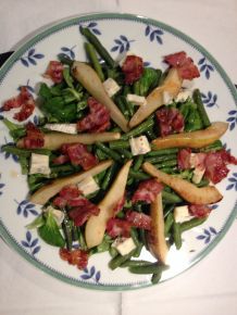 Feldsalat mit Birnen, Bohnen, Speck und Gorgonzola