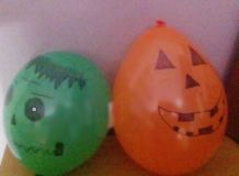 Halloween Party: mit Luftballons dekorieren
