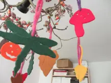 Herbstliches Mobile mit Filzanhängern