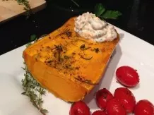 Gebackener Butternut Kürbis mit Kürbis-Kräutercreme - vegetarisch