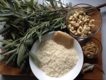 Pesto aus Salbei mit Cashews und Parmesan