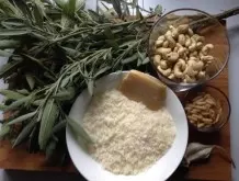 Pesto aus Salbei mit Cashews und Parmesan