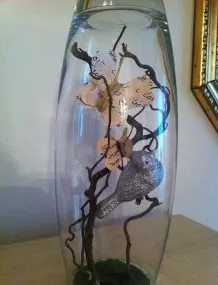 Deko in der Vase mit Schmetterlingen