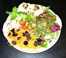 Salatteller mit Maultaschen und Hähnchenbrustfilet