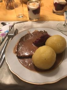 Fertig eingelegter Sauerbraten aus der Kühltheke