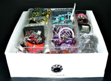 Modeschmuck farblich sortiert aufbewahren