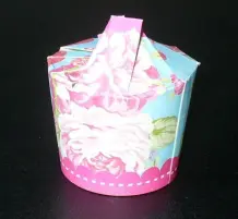 Kleine Geschenkboxen aus Pappbechern basteln