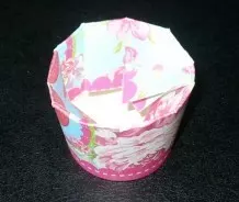 Kleine Geschenkboxen aus Pappbechern basteln