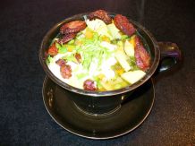 Kartoffelsuppe mit Gemüse und Knoblauchwurst